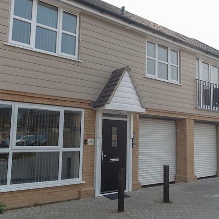 The Coach House - London Heathrow Serviced Apartments Stanwell Exterior foto