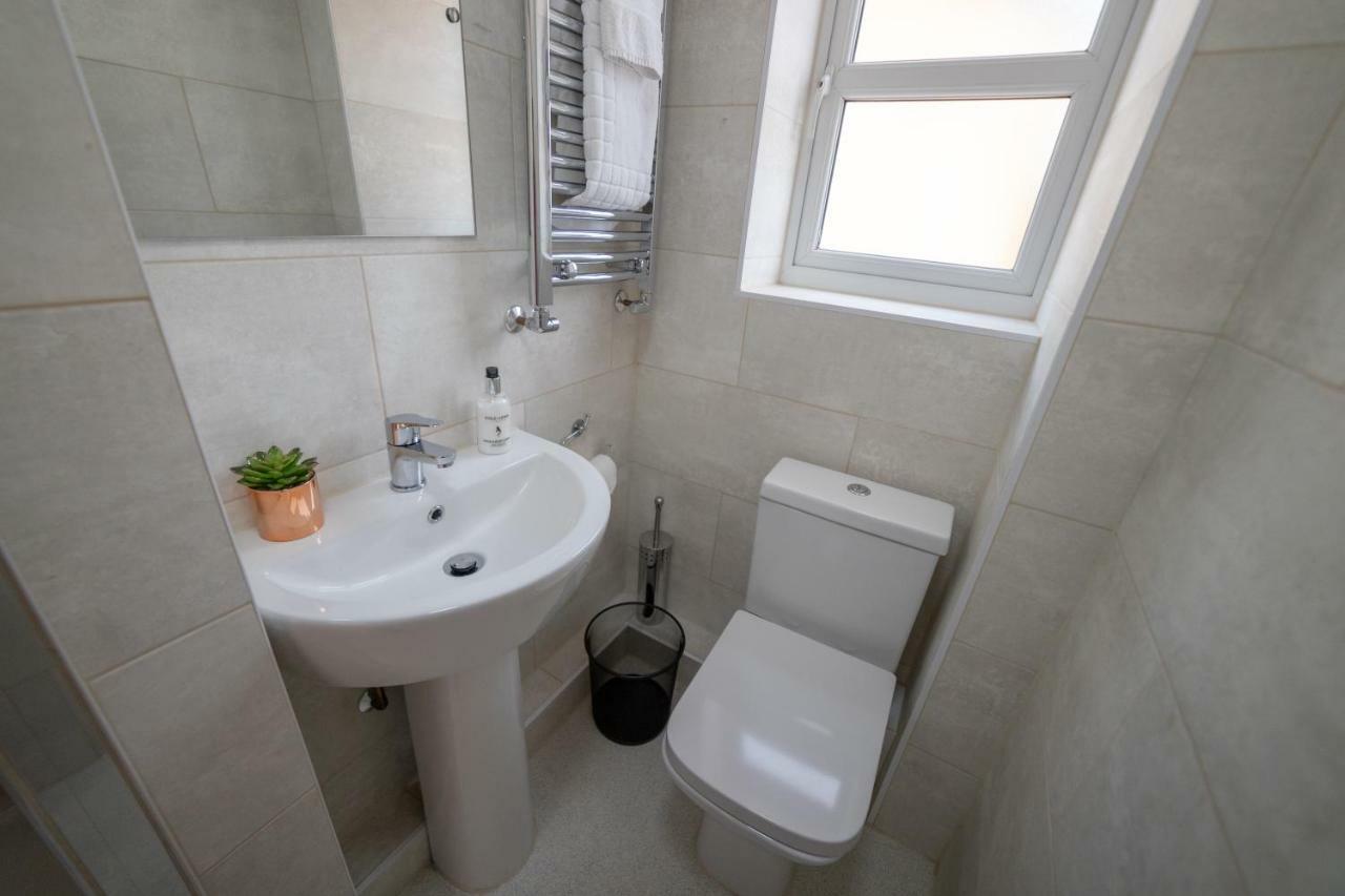 The Coach House - London Heathrow Serviced Apartments Stanwell Exterior foto
