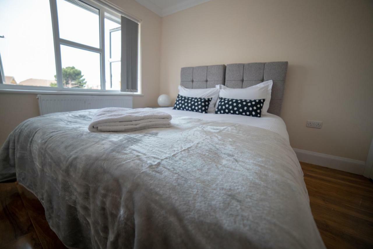 The Coach House - London Heathrow Serviced Apartments Stanwell Exterior foto